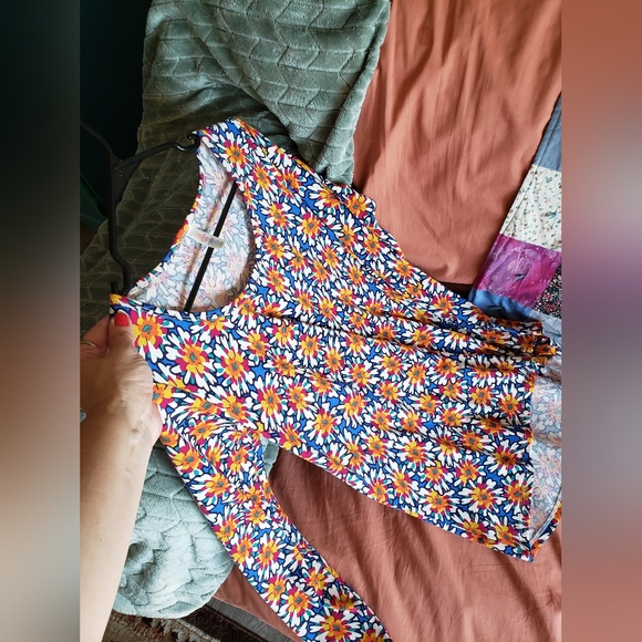 NWOT gleaming gardenias top, lularoe - Picture 14 of 15